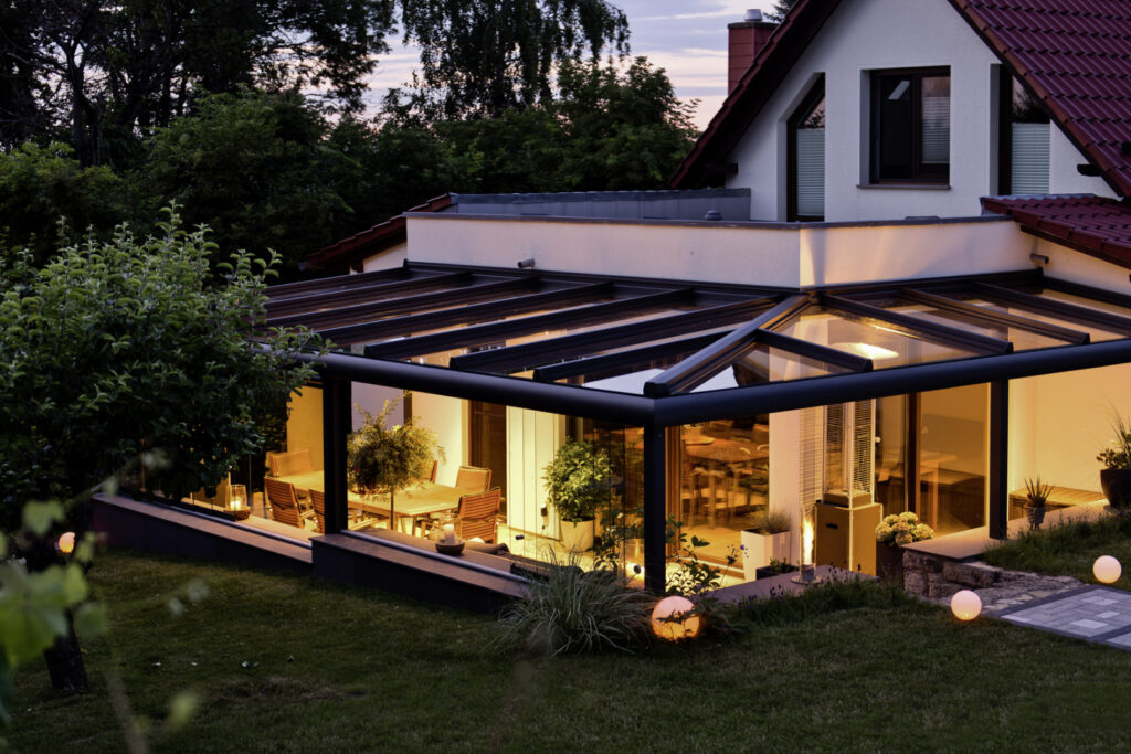 Terrassendach - Serie Veranda
Unterbau links: Glasschiebeanlage Serie-16